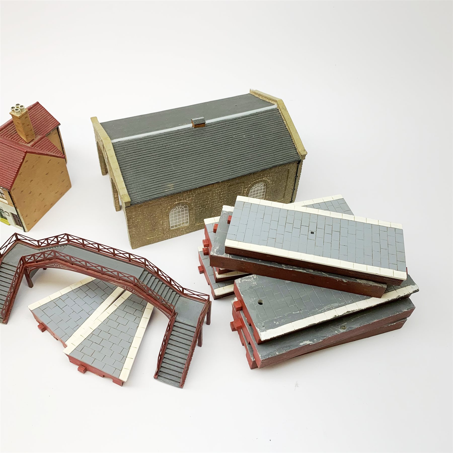 Hornby Skaledale - thirteen assorted buildings including Engine Shed, Mr. Chips Fish & Chip Shop, Hanson's Bakery, Corner Off Licence, signal boxes, churches, Pickering's Hardware Store etc; together with footbridge and ten platform sections, all unboxed