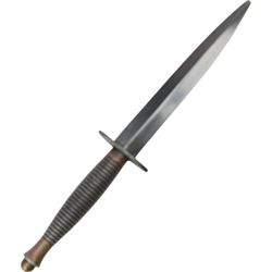 British Fairbairn-Sykes Commando fighting knife with unmarked 17cm double edged blade, oval brass cross-guard and ringed grip, in brown leather scabbard