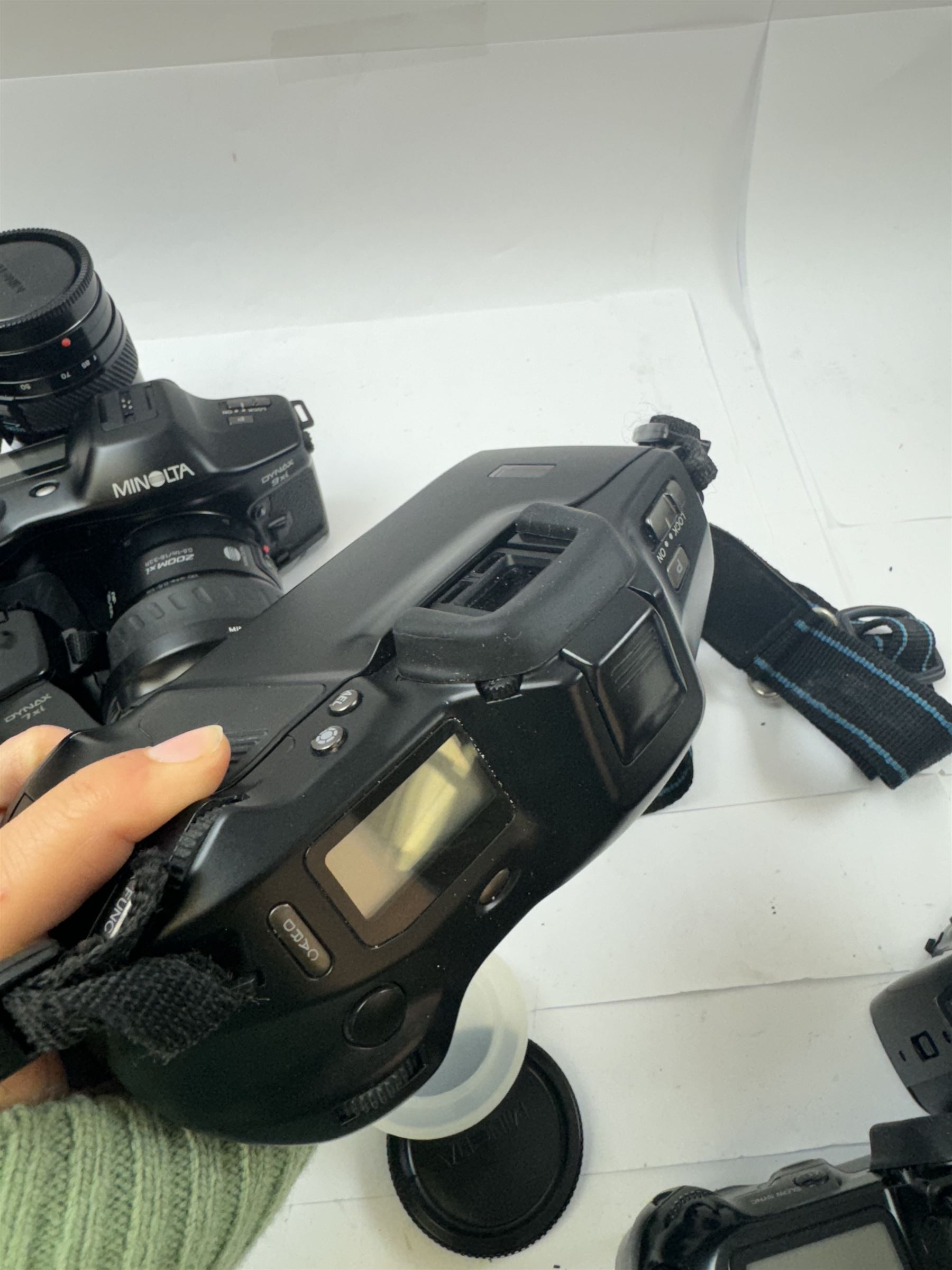 Six Minolta Dynax SLR camera bodies, comprising 800si serial no. 62703606, three 7xi examples, including one boxed example, serial nos. 20106944, 16123311 & 22107553, and two 9xi examples, serial no. 18209901 & 18202113, with three Minolta lenses, including Zoom xi 28-105mm 1:3.5(22)-4.5 lens, AF Zoom 28-85mm 1:3.5 (22)-4.5 lens and an AF Zoom 75-300mm 1:4.5(32)-5.6 lens, Hama carry case and other accessories