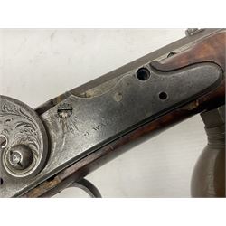 Late 18th/early 19th century Wallis (of Hull) muzzle loading air rifle with medially ribbed copper round ball reservoir, the 86cm (34