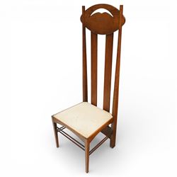 Late 20th century Mackintosh design oak 'Argyle' dining chairs, with elongated backs featuring pierced shaped top rails and twin vertical splats, upholstered seats, raised on square legs with stretchers