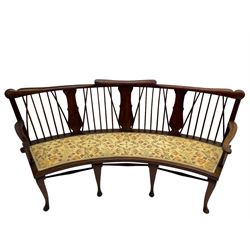 Georgian design curved Windsor settee or settle, shaped cresting rail over triple vase shaped splats and stick back, upholstered seat, on cabriole front supports joined by a series of swell turned stretchers