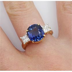 18ct gold three stone sapphire and princess cut diamond ring, sapphire approx 3.33 carat, total diamond weight approx 0.61 carat, with Ratnavili Arts certificate