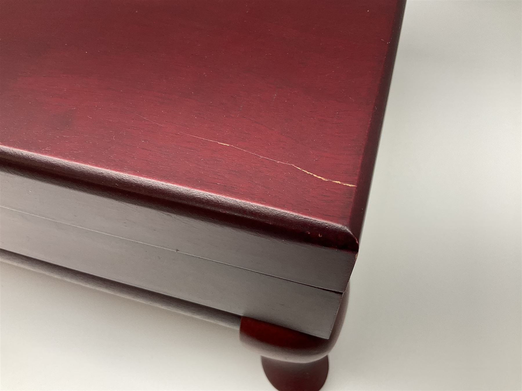 Viners Emassy canteen of Sheffield silver plated cutlery, 58 pieces, comprising eight table knives, dessert knives, dessert spoons, teaspoons, table forks, dessert forks, soup spoons, and two table spoons, housed in case with hinged lift up lid raised on four feet, L45cm