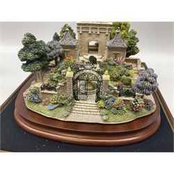 Lilliput lane Millenium Gate, limited edition 1587 of 2000, in a glass display case, H18cm, L25cm