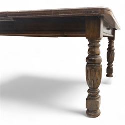 Victorian oak extending dining table, rectangular moulded top with figured grain pattern and wind-out action operated by removable crank handle, complete with additional leaves, raised on four boldly turned and reeded baluster supports terminating in squat bun feet (Extends to 238cm)