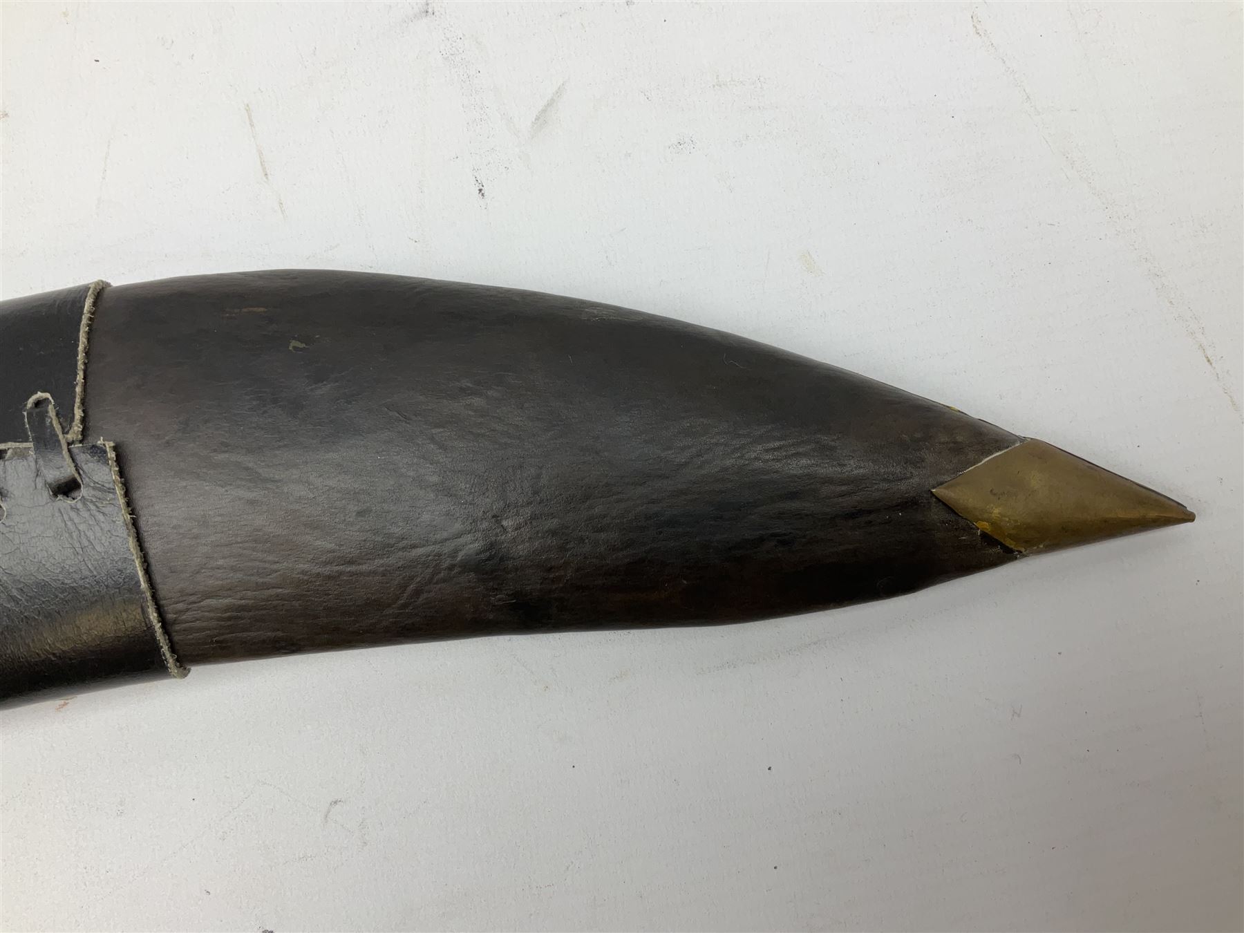 Post WW2 Gurkha kukri, in leather scabbard complete with two skinning knives, 42cm overall
