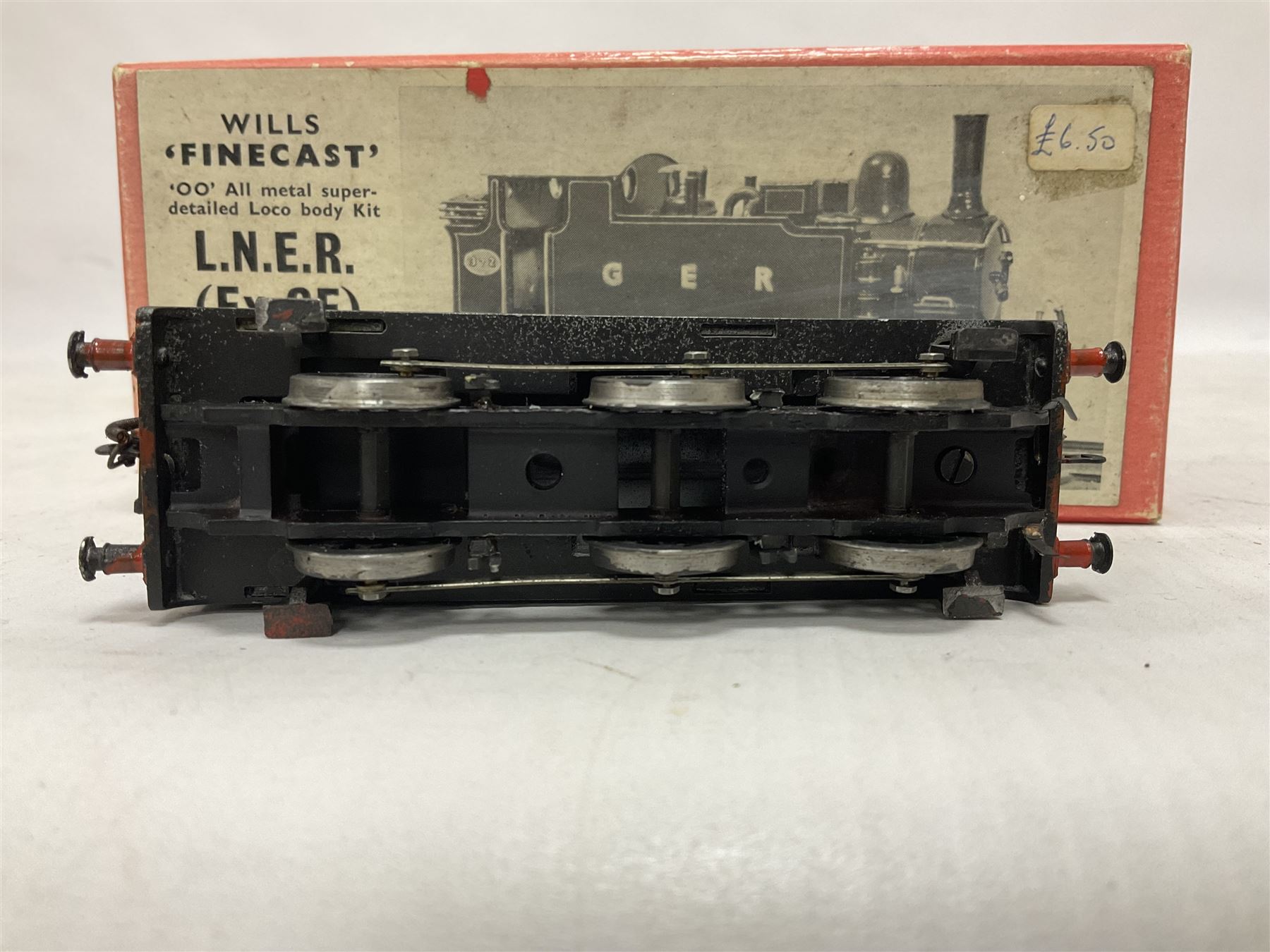 ‘00’ gauge - three steam locomotives and comprising two kit built examples; J69 Class 0-6-0T no.68619 in BR dark blue; J69 Class 0-6-0T no.68626 in BR black; with Wills Finecast boxes; one further similar example Class J67 ‘Buckjumper’ 0-6-0 no.372 being comprised of a singular heavy metal body and chassis; all models with Wills Finecast boxes (3) 