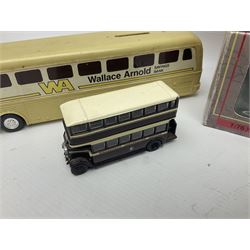 Thirty-one modern die-cast models of buses, coaches and wagons of various scales by EFE, Lledo, Oxford Die-Cast, Atlas etc, to include EFE 15702, 15704 and 15708 boxed; further models are unboxed 