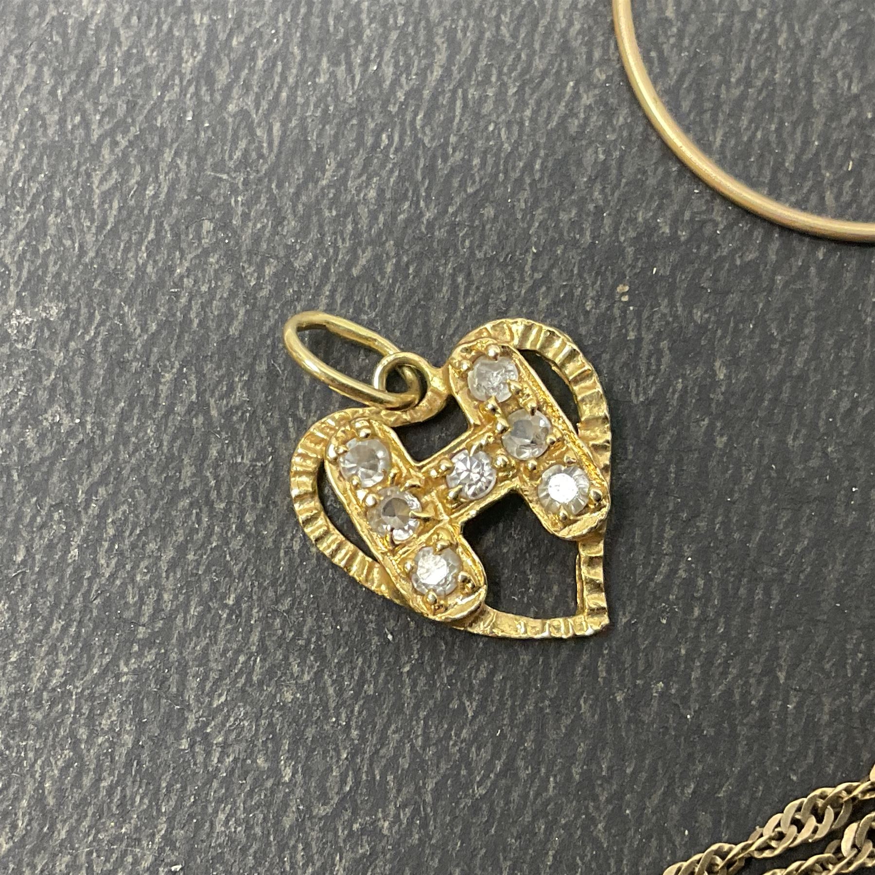 18ct gold H heart pendant, and 9ct gold jewellery including hoop earrings, chain and a cameo brooch 