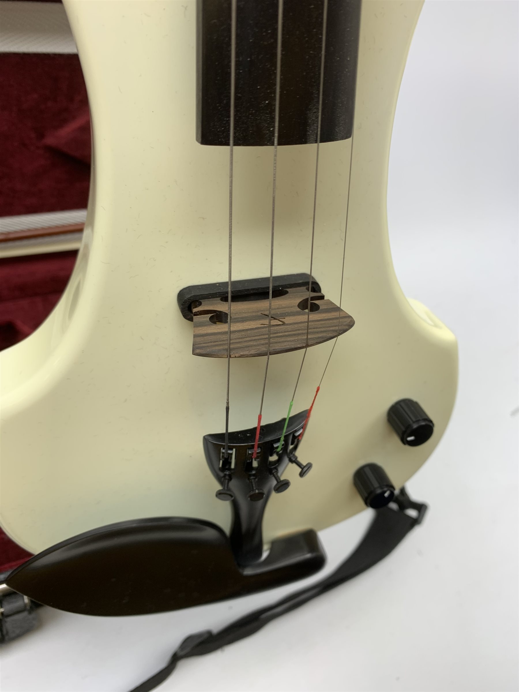 Fender white and black electric violin with 35.5cm back, serial no.KD00060342, 59cm overall, in original Fender fitted hard carrying case with bow