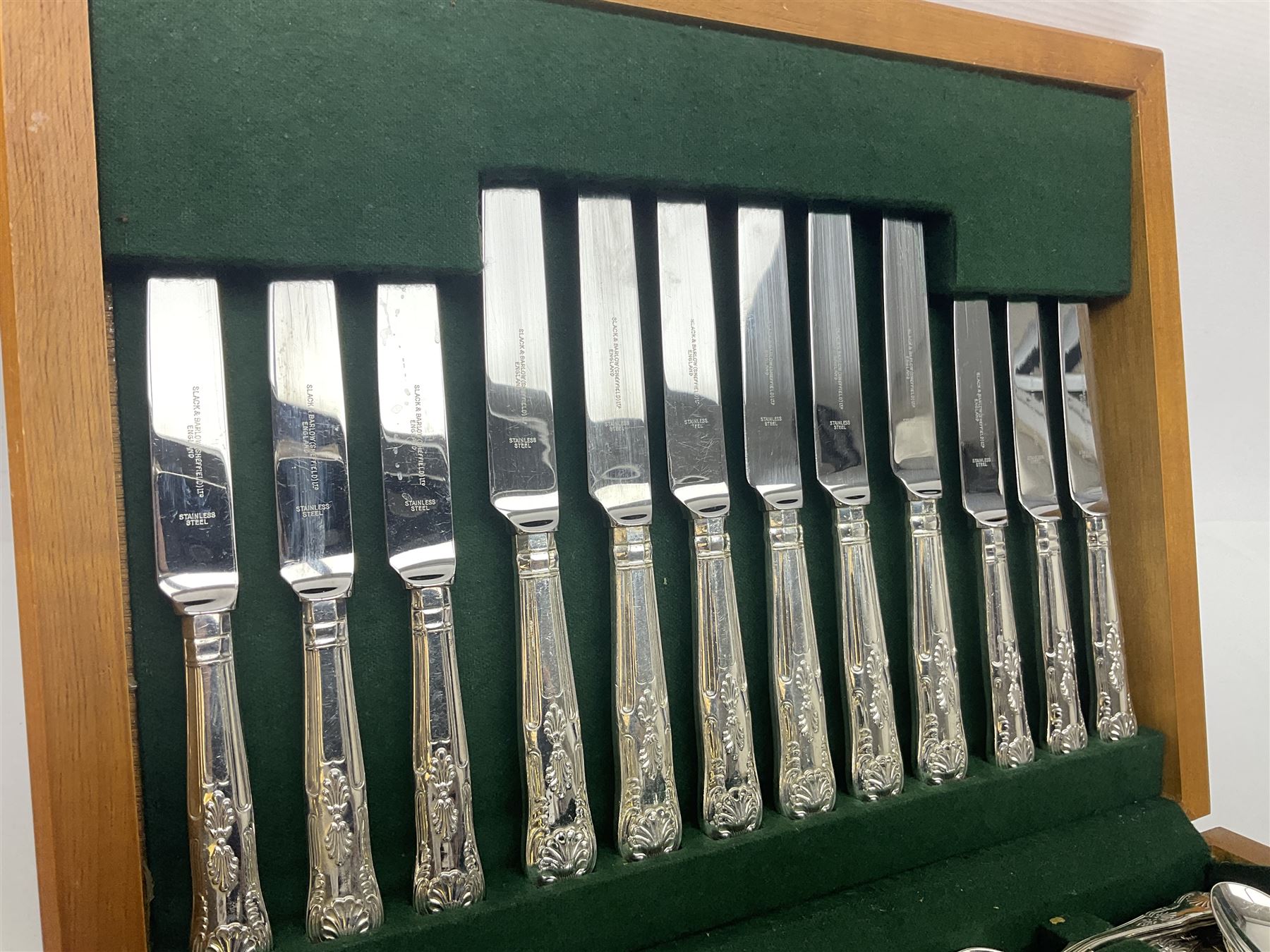 Canteen of silver plated Kings pattern cutlery for six place settings, in a fitted wooden case