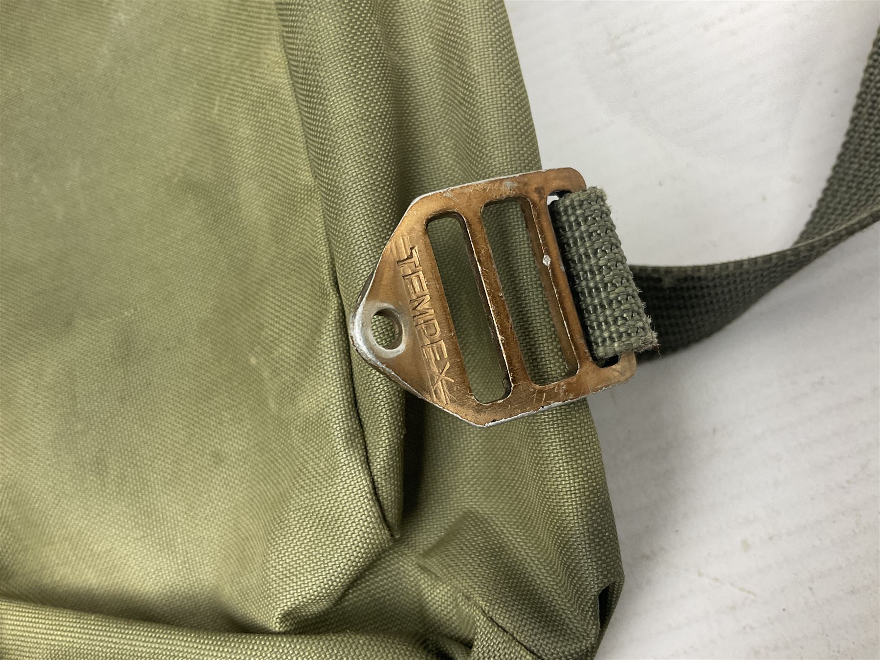 Falklands War - Argentine Special Forces beret with metal badge reputedly taken at Goose Green May 28th 1982 by Cpl. Hudson attached to 2 Para; together with an Argentine Gas Hood (2)