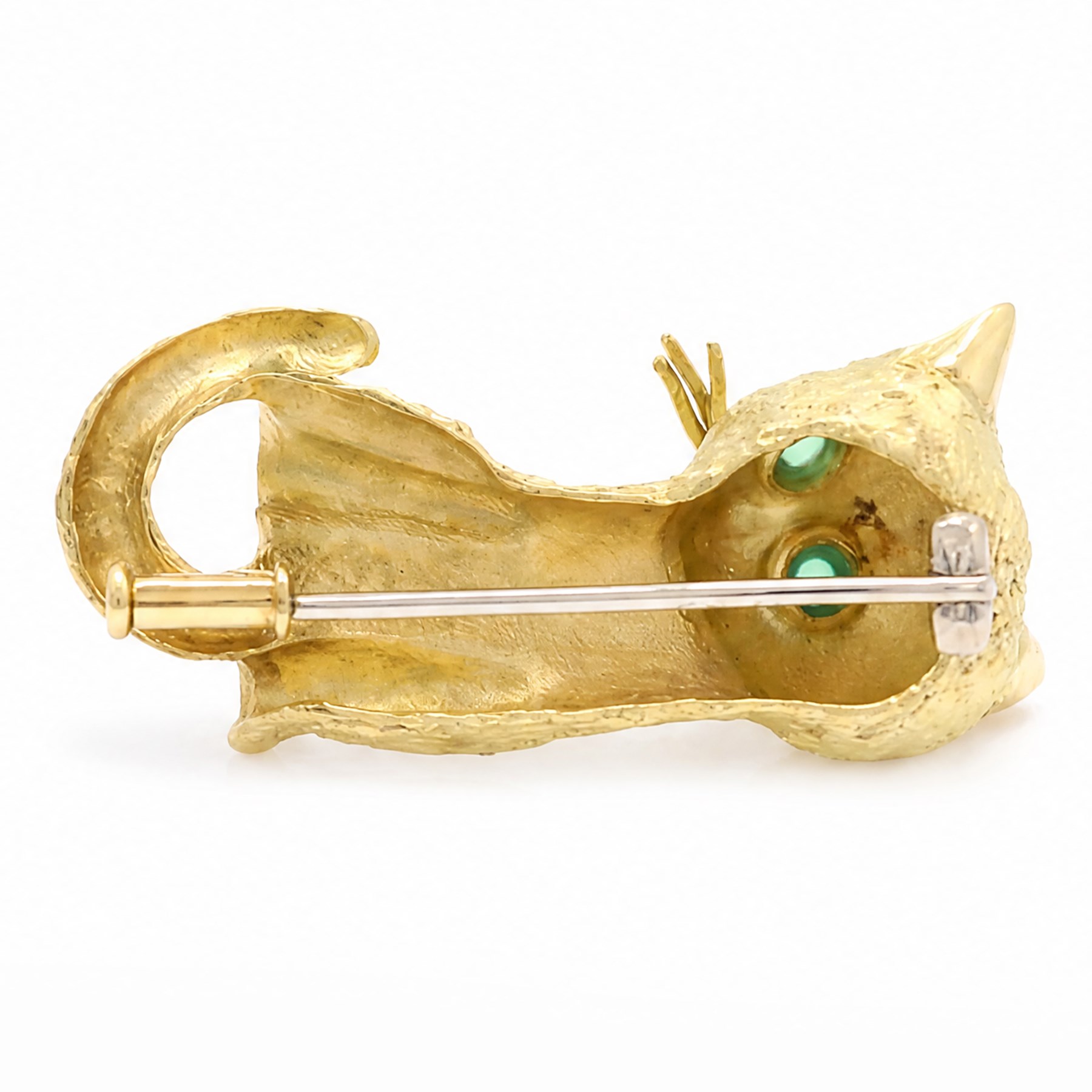 18ct gold cat brooch, set with round cabochon cut emerald eyes and textured fur, stamped 750
