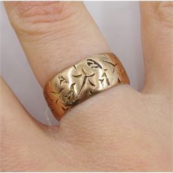  Late 19th/early 20th century 9ct rose gold wedding band, with engraved decoration, hallmarked