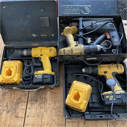 Three DeWalt battery drills with batteri