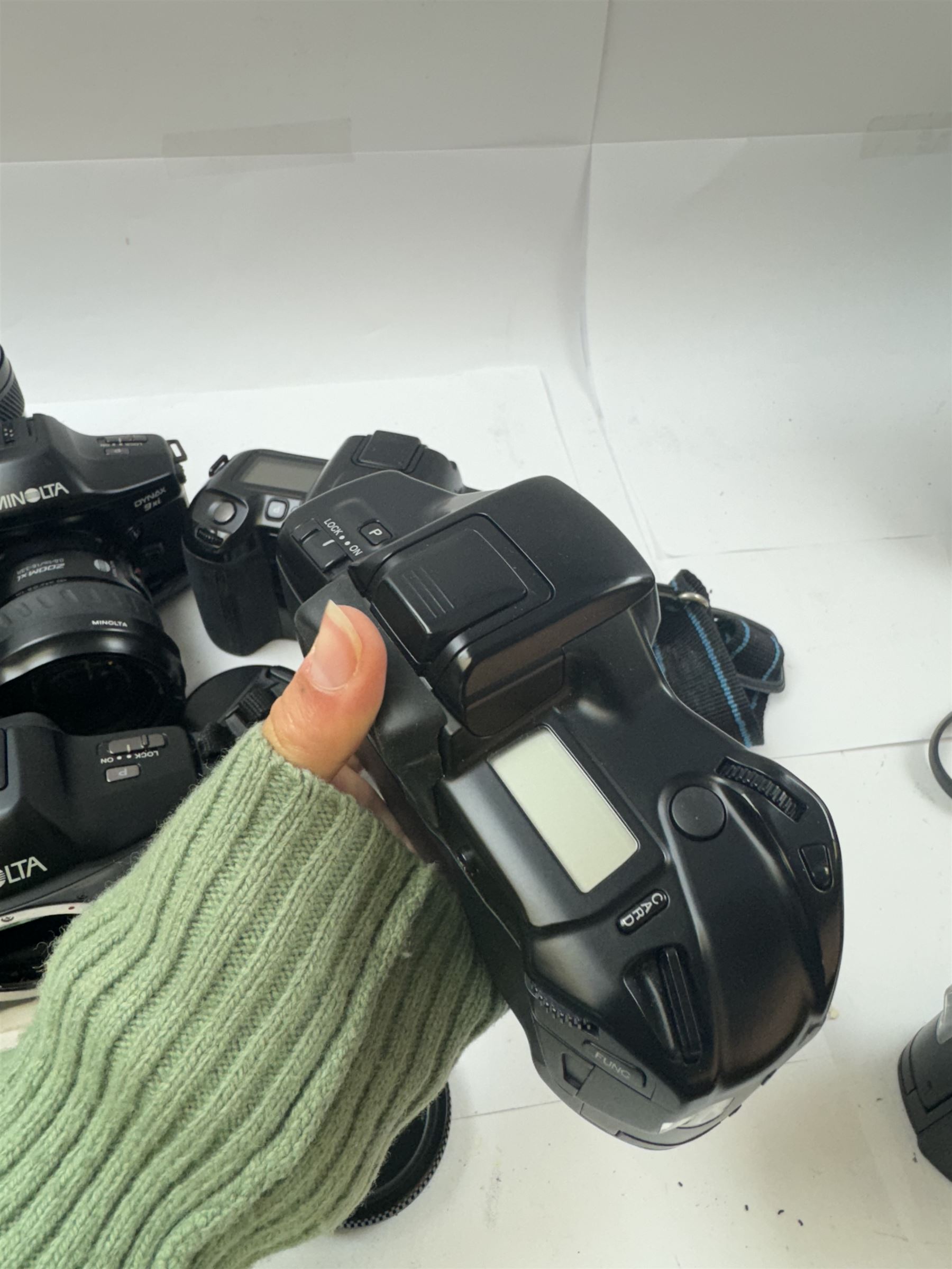 Six Minolta Dynax SLR camera bodies, comprising 800si serial no. 62703606, three 7xi examples, including one boxed example, serial nos. 20106944, 16123311 & 22107553, and two 9xi examples, serial no. 18209901 & 18202113, with three Minolta lenses, including Zoom xi 28-105mm 1:3.5(22)-4.5 lens, AF Zoom 28-85mm 1:3.5 (22)-4.5 lens and an AF Zoom 75-300mm 1:4.5(32)-5.6 lens, Hama carry case and other accessories