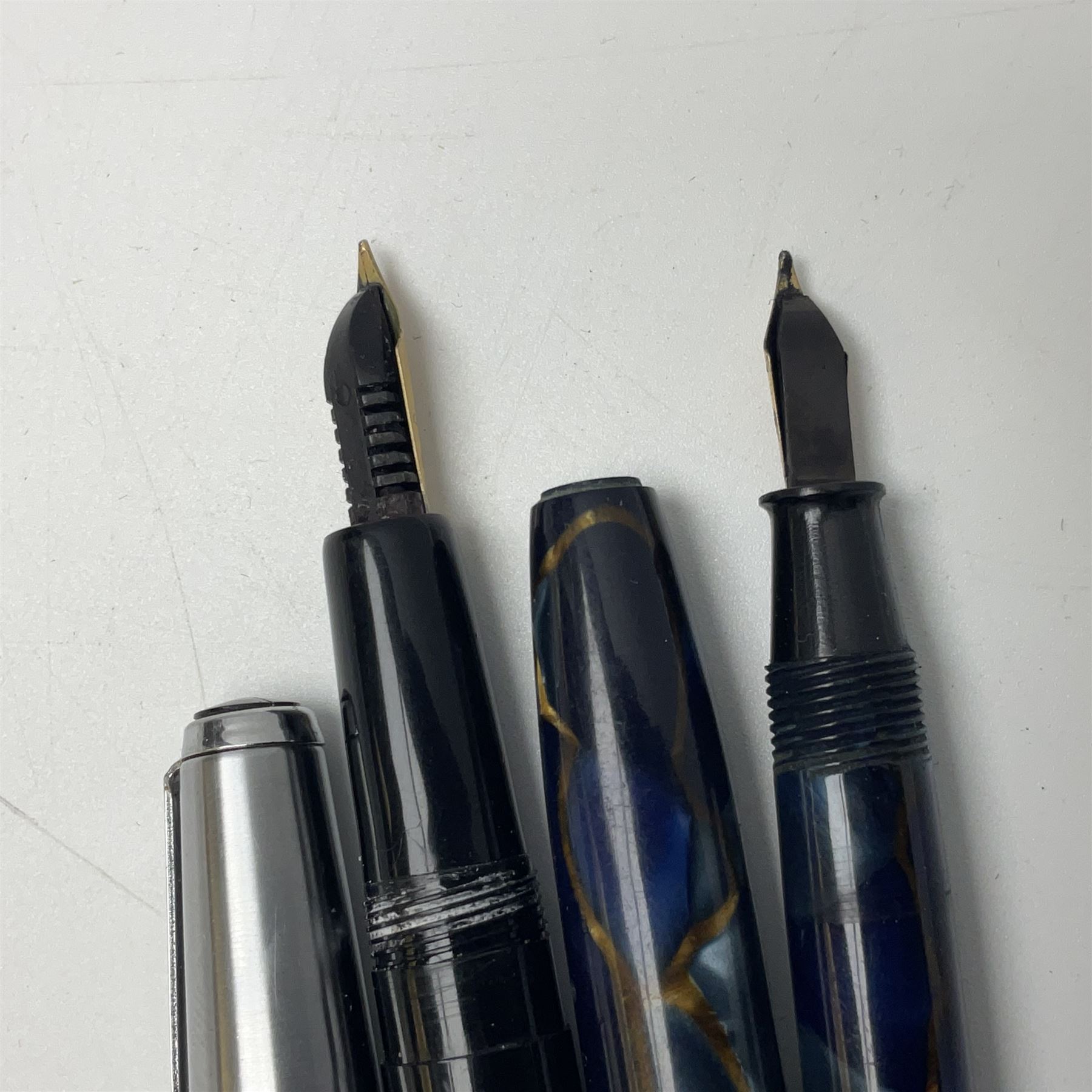 Ten fountain pens, to include Conway Stewart Dinkie 550 marbleised pen with 14ct gold nib, Conway Stewart Shorthand with 14ct gold nib, boxed, Marksman, Parket etc 