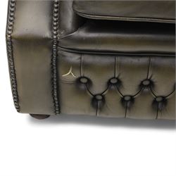 Chesterfield club armchair upholstered in green buttoned leather, with a leather buttoned matching stool 66x39x35cm, (2)