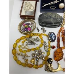 9ct gold seven green stone and cubic zirconia ring, hallmarked, silver brooch, three amber type necklaces, other vintage and later costume jewellery, hardstone beetle ornament and two Edwardian ivory napkin rings with applied silver initial