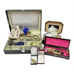 Silver jewellery, including black diamond cat pendant, charm bracelet, rings, brooches, bracelets and necklaces, together with a collection of costume jewellery including lapis lazuli bead necklace and a Butler & Wilson collar necklace