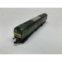 Graham Farish by Bachmann 'N' gauge - Class 47/0 locomotive no.D1779 and Class 55 Deltic locomotive no.D9007 (2)