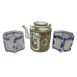 19th century Chinese famille rose teapot, decorated with traditional scenes and scrolling foliage on gilt ground, together with two oriental blue and white vases with reticulated pierced panels, tallest H14cm