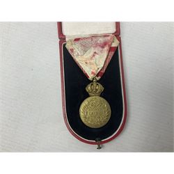 WW1 Austrian gilded bronze grade Military Service medal with crossed swords, cased; with certificate dated May 1916