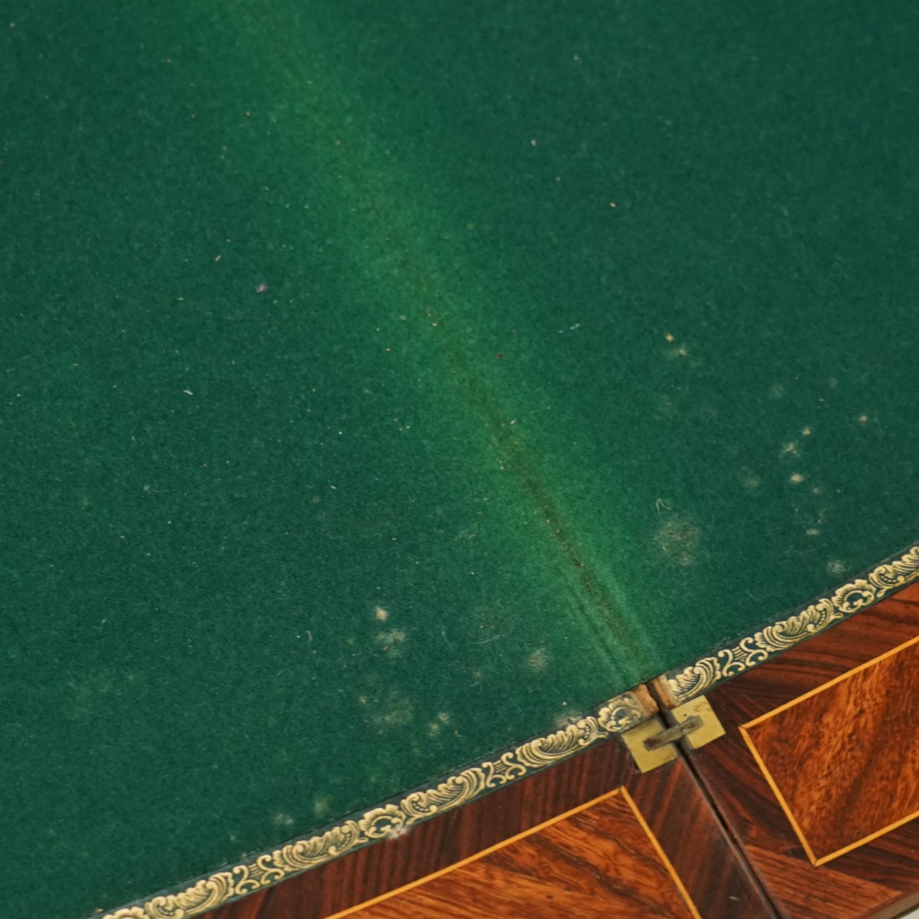Early 20th-century Louis XV-style kingwood and tulipwood marquetry card table, shaped rectangular hinged top revealing baize-lined interior, with quarter-veneered parquetry within crossbanded borders and mounted with a gilt bronze edge, above a serpentine frieze,  raised on cabriole legs with gilt bronze foliate mounts and sabots 