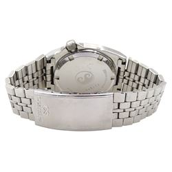 Seiko Quartz Sports 100 gentleman's wristwatch with day/date aperture, model No. A 7123-8200, boxed 