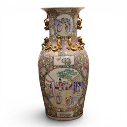 Chinese canton famille rose floor standing vase, decoration with panels depicting court scenes, surrounded by birds and flowers, with applied gilded Fo dogs and salamanders, H94cm
