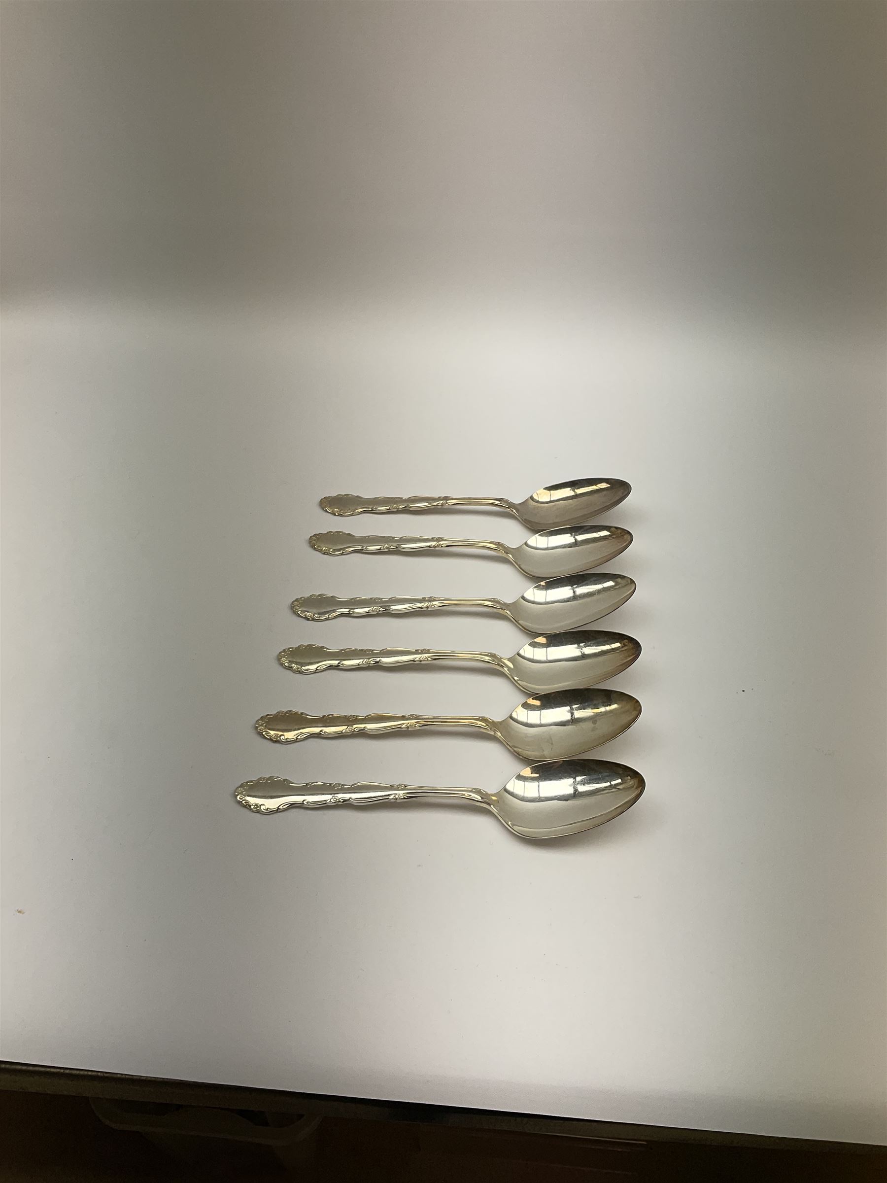 Oneida Community silver plated cutlery in the Mansion House pattern, comprising fithteen teaspoons, twelve soup spoons and six serving spoons together with matched cutlery, compromising fourteen forks, twentythree knives, twelve spoons, ten dessert spoons, one teaspoons,and a selection of other cutlery. 