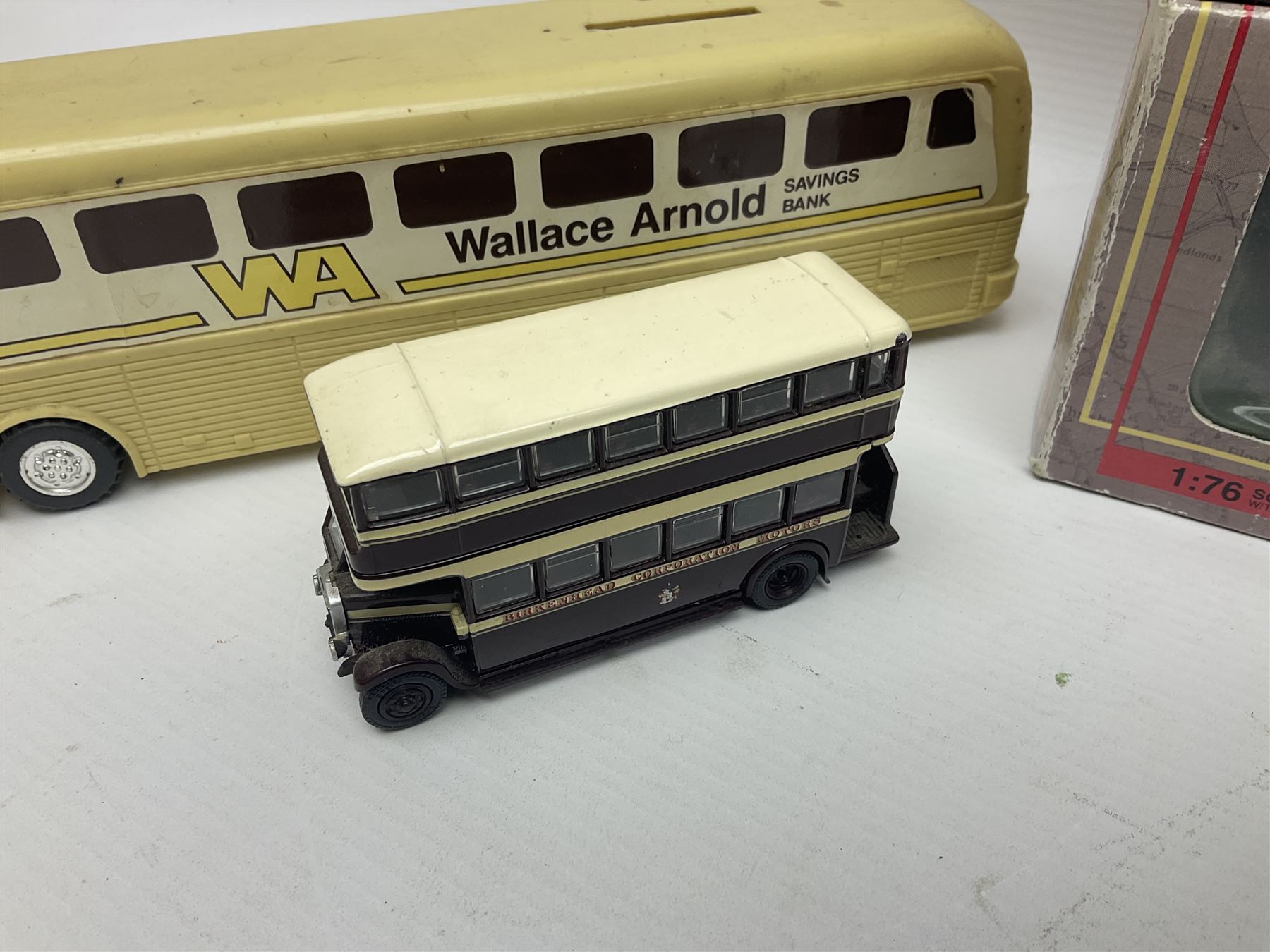 Thirty-one modern die-cast models of buses, coaches and wagons of various scales by EFE, Lledo, Oxford Die-Cast, Atlas etc, to include EFE 15702, 15704 and 15708 boxed; further models are unboxed 