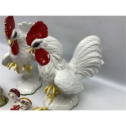 Pair of fighting cockerels from Italy together with three other ceramic cockerels, largest H30cm 
