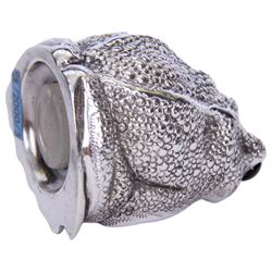 Modern silver three piece novelty cruet set, comprising salt, pepper and mustard, modelled as seated toads with textured backs and inset glass eyes,  hallmarked William Comyns & Sons Ltd, London 1967, H5cm