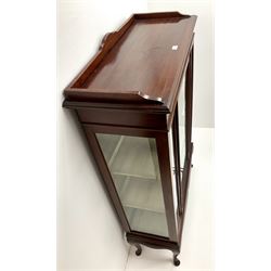 Edwardian inlaid mahogany display cabinet, raised shaped back, single door enclosing two lined shelves, cabriole feet 