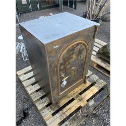 19th/20th century cast iron safe (key present but door not opening) - THIS LOT IS TO BE COLLECTED BY APPOINTMENT FROM DUGGLEBY STORAGE, GREAT HILL, EASTFIELD, SCARBOROUGH, YO11 3TX