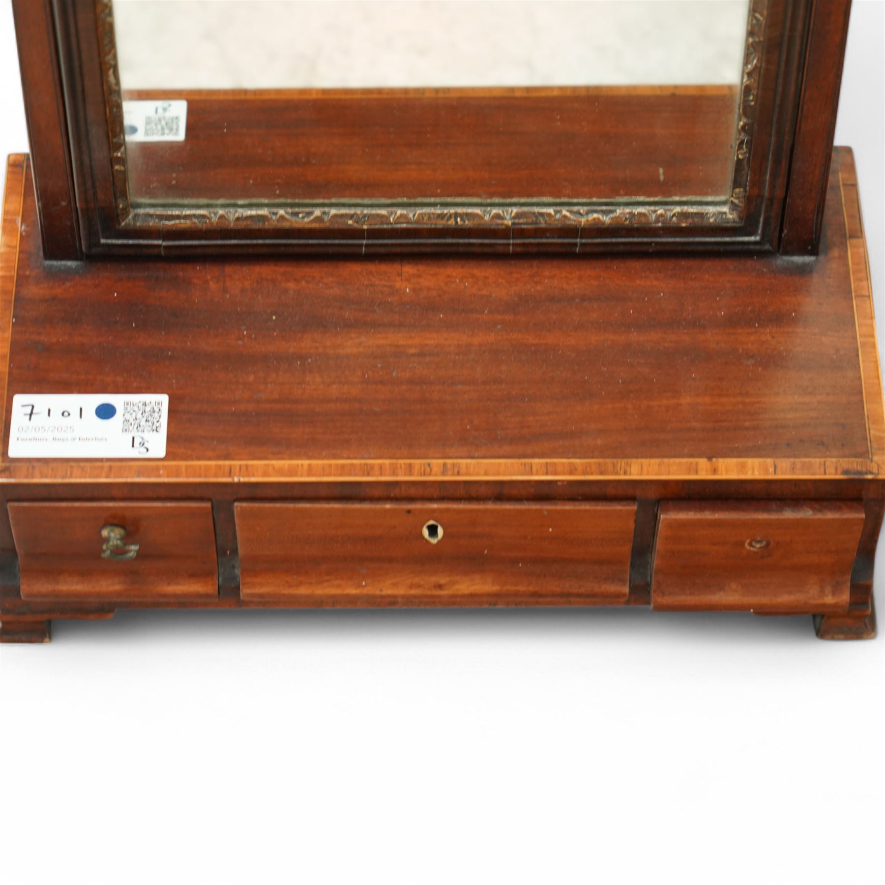 George III mahogany toilet mirror, swing mirror in moulded frame with carved inner slip, fitted with three drawers, on ogee bracket feet (W38cm, H56cm); together with a similar toilet mirror (W41cm, H58cm)
