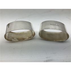 Pair of modern silver napkin rings, of plain compressed oval form, hallmarked Carr's of Sheffield Ltd, Sheffield 1997, contained within a fitted case, approximate silver weight 2.09 ozt (65.1 grams)