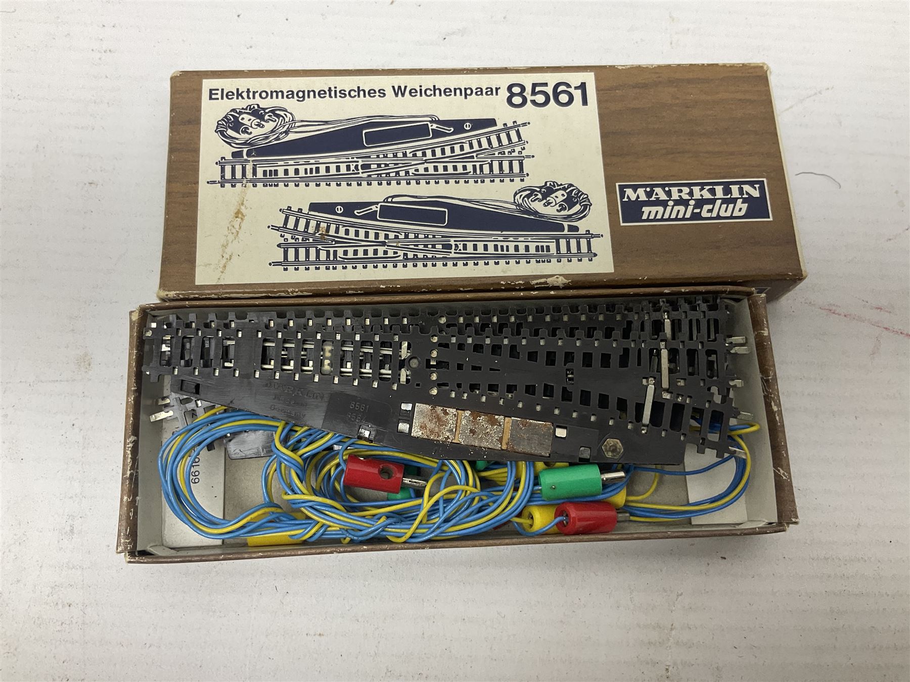 Marklin mini-club 'Z' gauge - quantity of predominantly boxed track including 8505 straights, 8530 curves, 8561 points, 8939 signals, 8591, 8507, 8510, 8564 etc; conductor wire sections with 8911 supports; short lengths, cross-overs, switches and other accessories