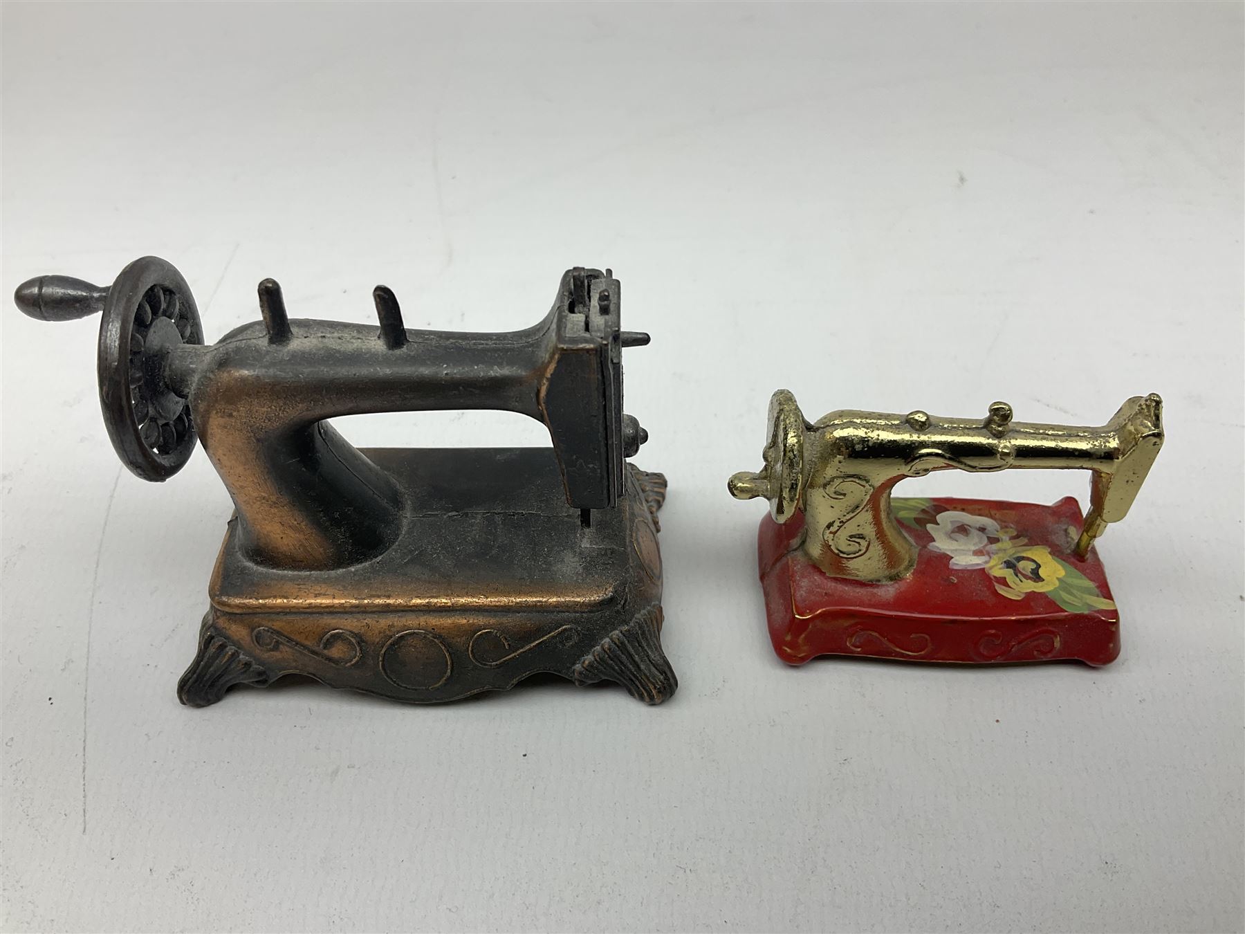 Singer mini sewing machine, together with Holly hobbie mini sewing machine and other sewing machine models, Singer H15cm