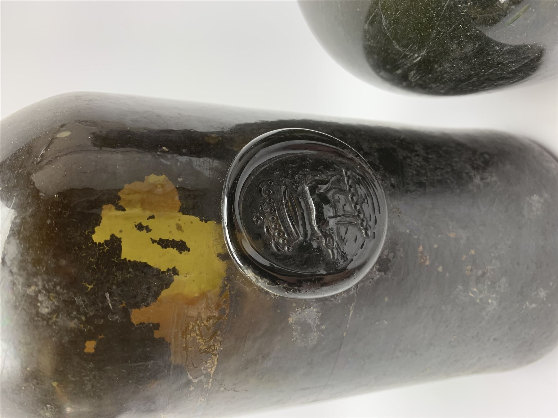 18th century green glass bottle, of onion form, H15cm, together with an 18th century green glass wine bottle, with seal depicting a boar beneath a crown, probably the Edgcumbe Crest, H27cm