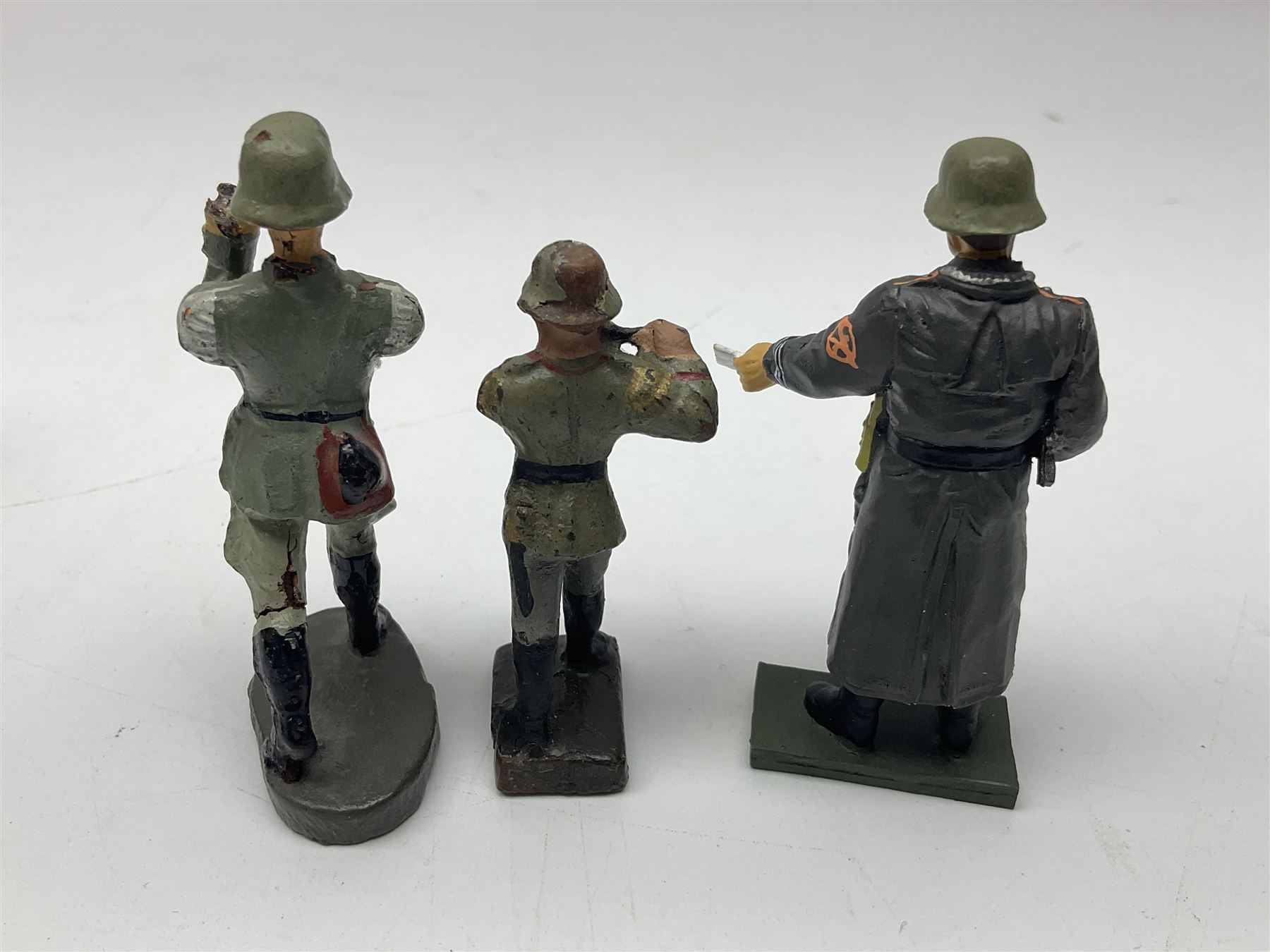 German Lineol Flak Artillery Gun on revolving base H11cm; four other Lineol WW2 German soldiers; and three Elastolin German soldiers including reclining radio operator (8)