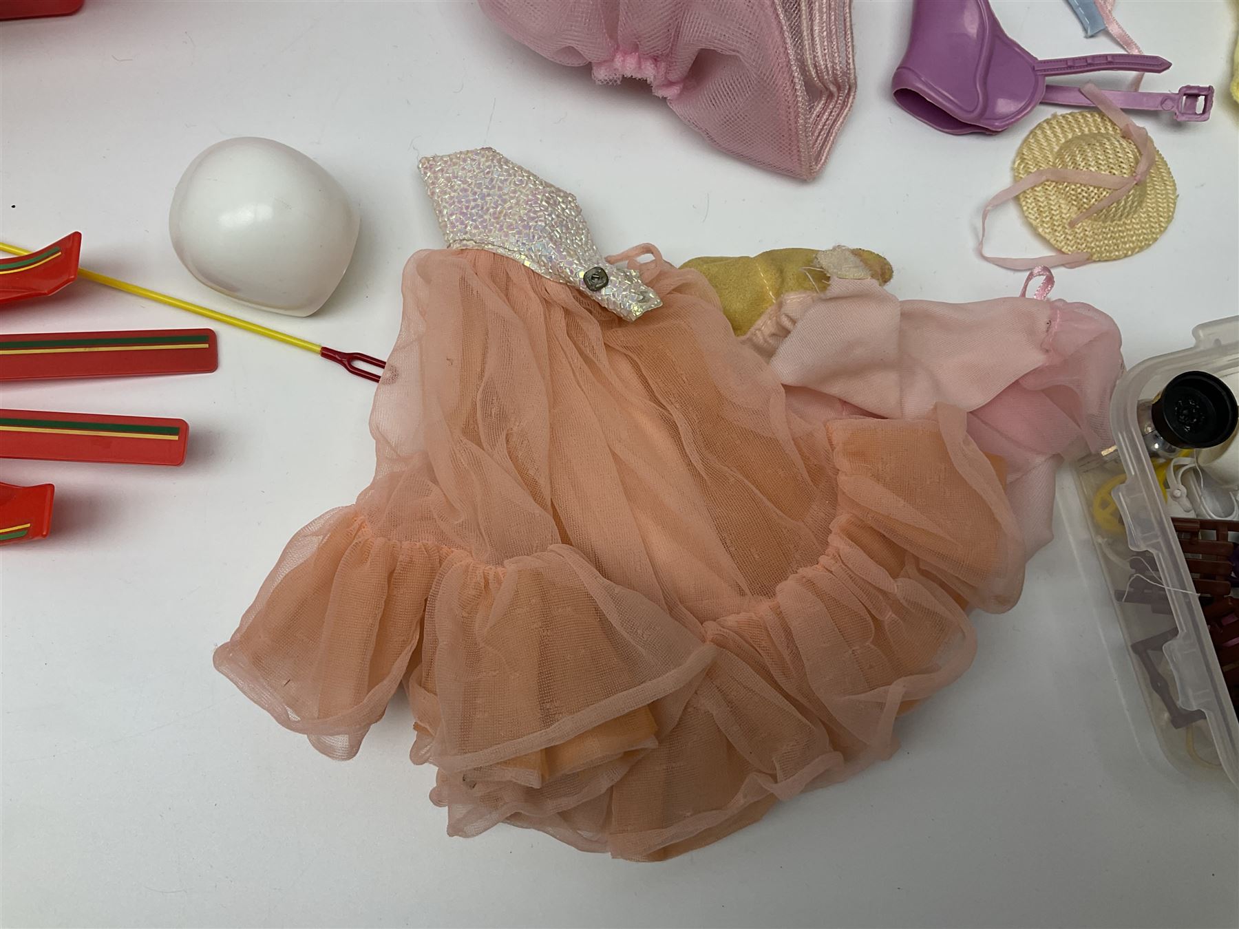 Sindy - ten 1980s 033055X dressed fashion dolls; together with a quantity of loose clothing, shoes and other accessories