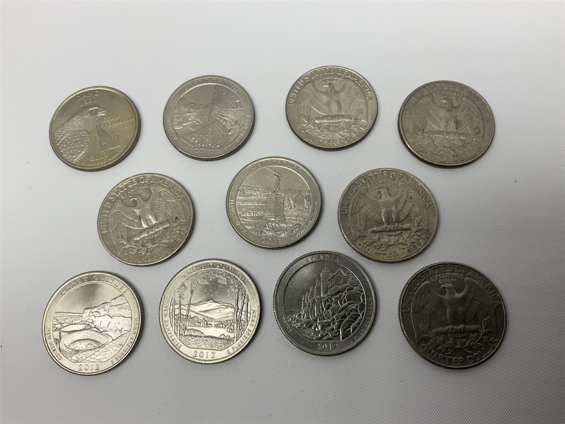 United States of America coinage, including 1876S half dollar (holed), various quarter dollars, 1986 one ounce fine silver dollar, 1988 uncirculated coin set etc