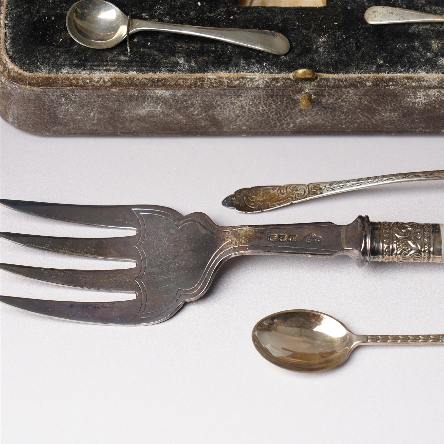Set of six Thai sterling silver teaspoons, with engraved stems, silver bladed fish serving fork with mother of pearl handle London 1929, silver salt with matching mustard pot and five small spoons, preserve spoon etc