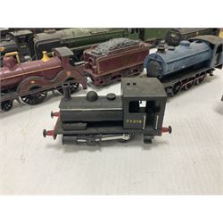 ‘00’ gauge - Airfix locomotive model kits comprising series 4 City of Truro kit and empty series 4 box, series 4 Mogul, two series 4 Harrow kits, all boxed; together with Rosebud Kitmaster Stirling kit and quantity of loose plastic locomotives and tenders from Airfix, Kitmaster, Ratio etc 