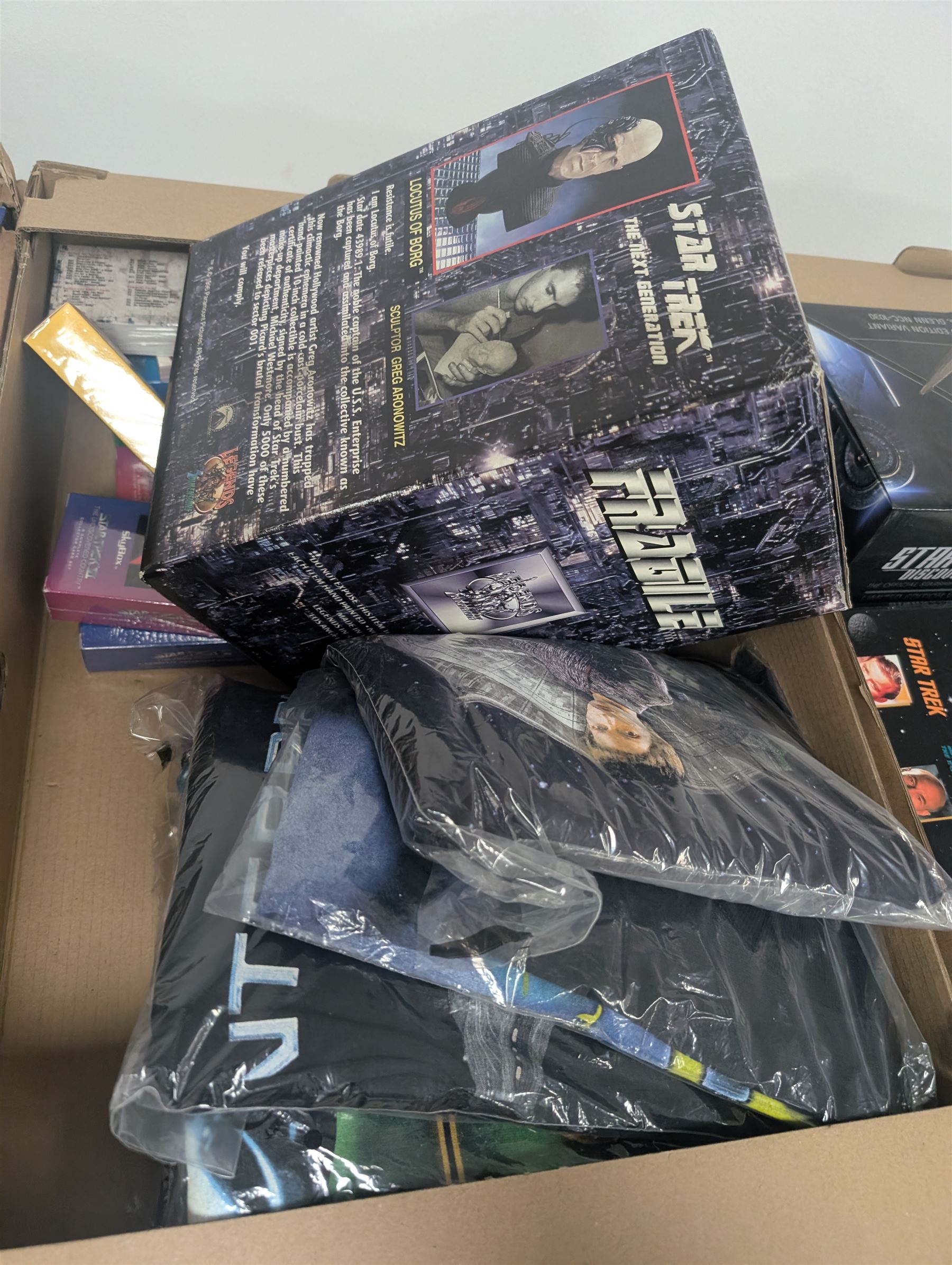 Star Trek collectables, including limited edition Eagle Moss Star Trek Discovery USS Glenn NCC-1030 model, Legends in 3 Dimensions Locutus of Borg bust, Star Trek Fact Files, limited edition placemats, Skybox Collectors Card packs and a quantity of Star Trek t-shirts
