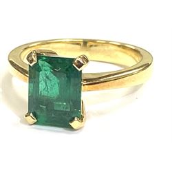 18ct gold single stone emerald ring, the emerald measuring approx 7mm x 8.5mm x depth of approx 5mm, London 2006, in Mappin & Webb box