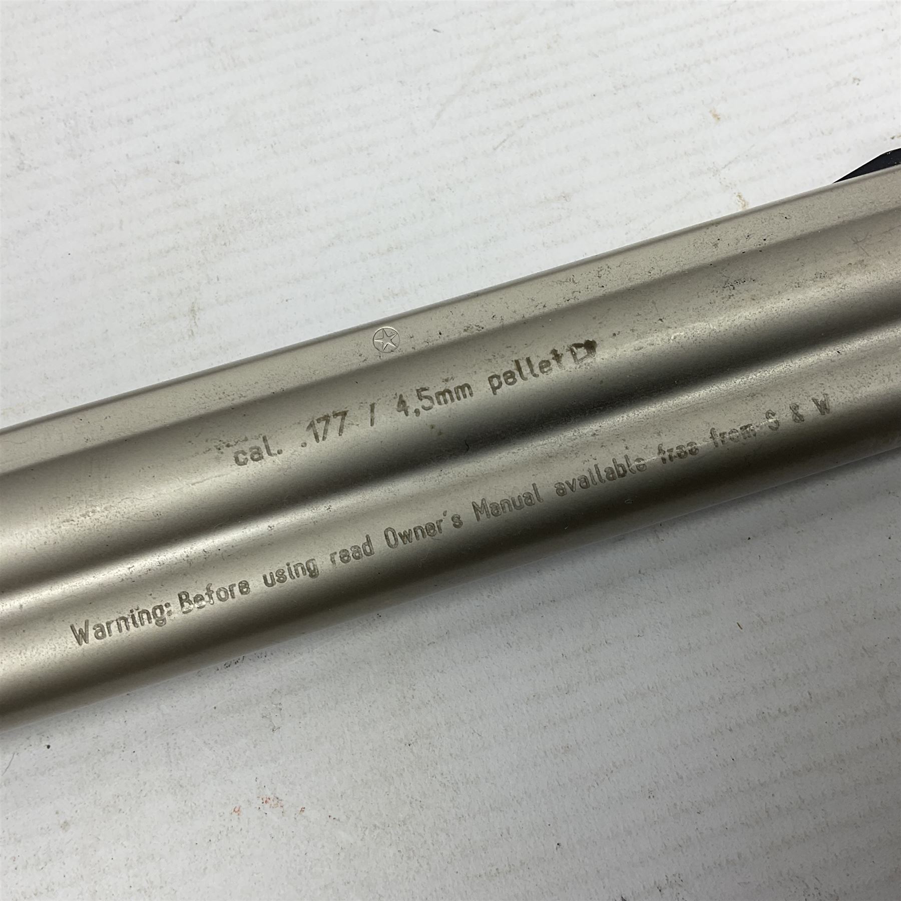 Smith and Wesson Model 686-8 .177 air pistol with satin finish, serial no.S0042397 with circular 10-shot magazine L37.5cm  NB: AGE RESTRICTIONS APPLY TO THE PURCHASE OF AIR WEAPONS.